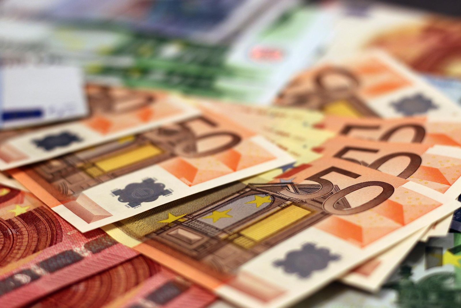 What are the Differences between Investment And Financing?