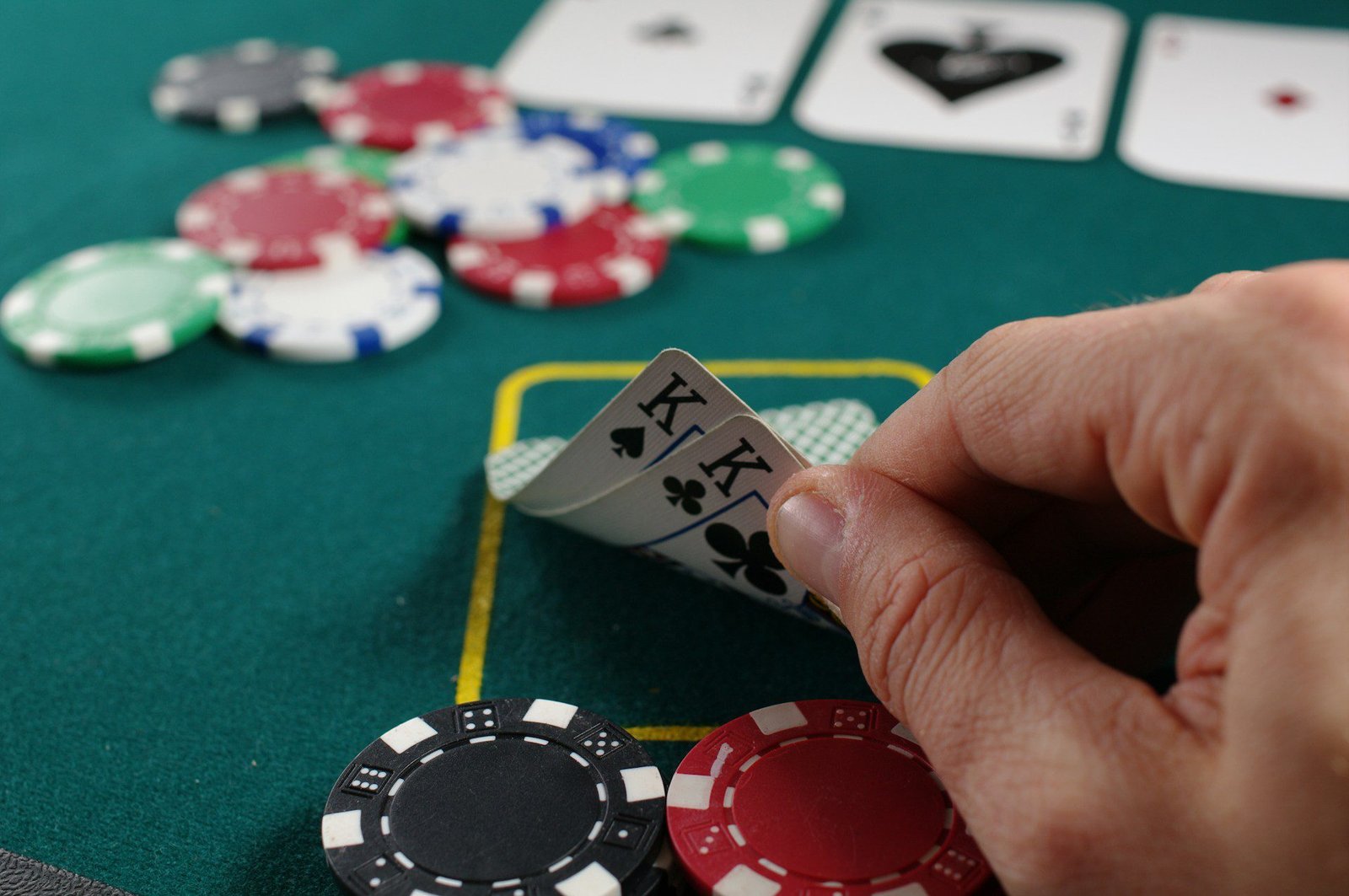 Why Is It Easier To Play Poker Online? Discover the Advantages
